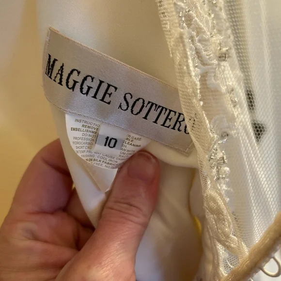 Maggie Sottero wedding dress - Picture 3 of 11